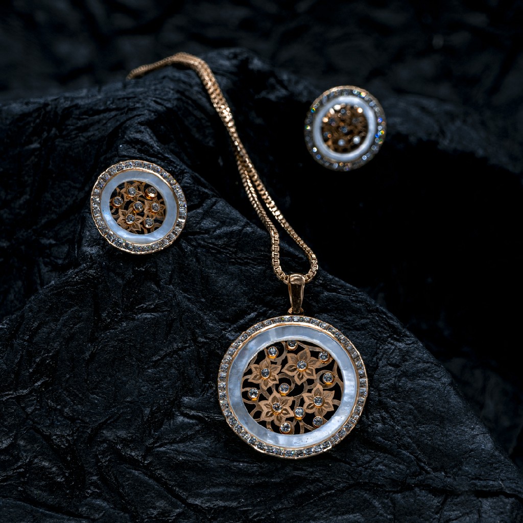 18ct rose gold pendant set
