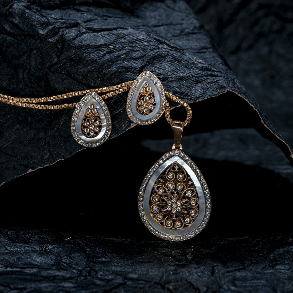 18ct rose gold pendant set