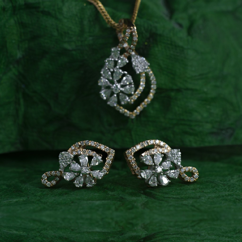 Diamond pendant set