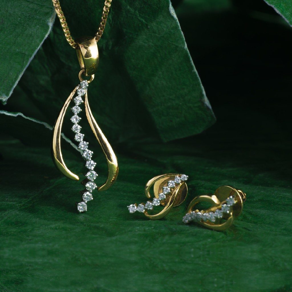 Diamond pendant set