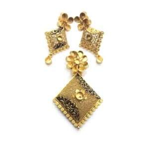 916 Gold Designer Diamond Shape Tribal Pendant Set