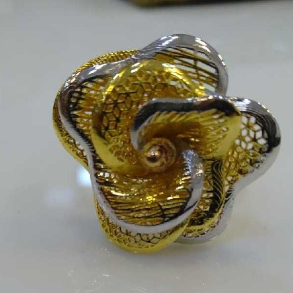 18KT Stylish Rose Leaf Gold Ring