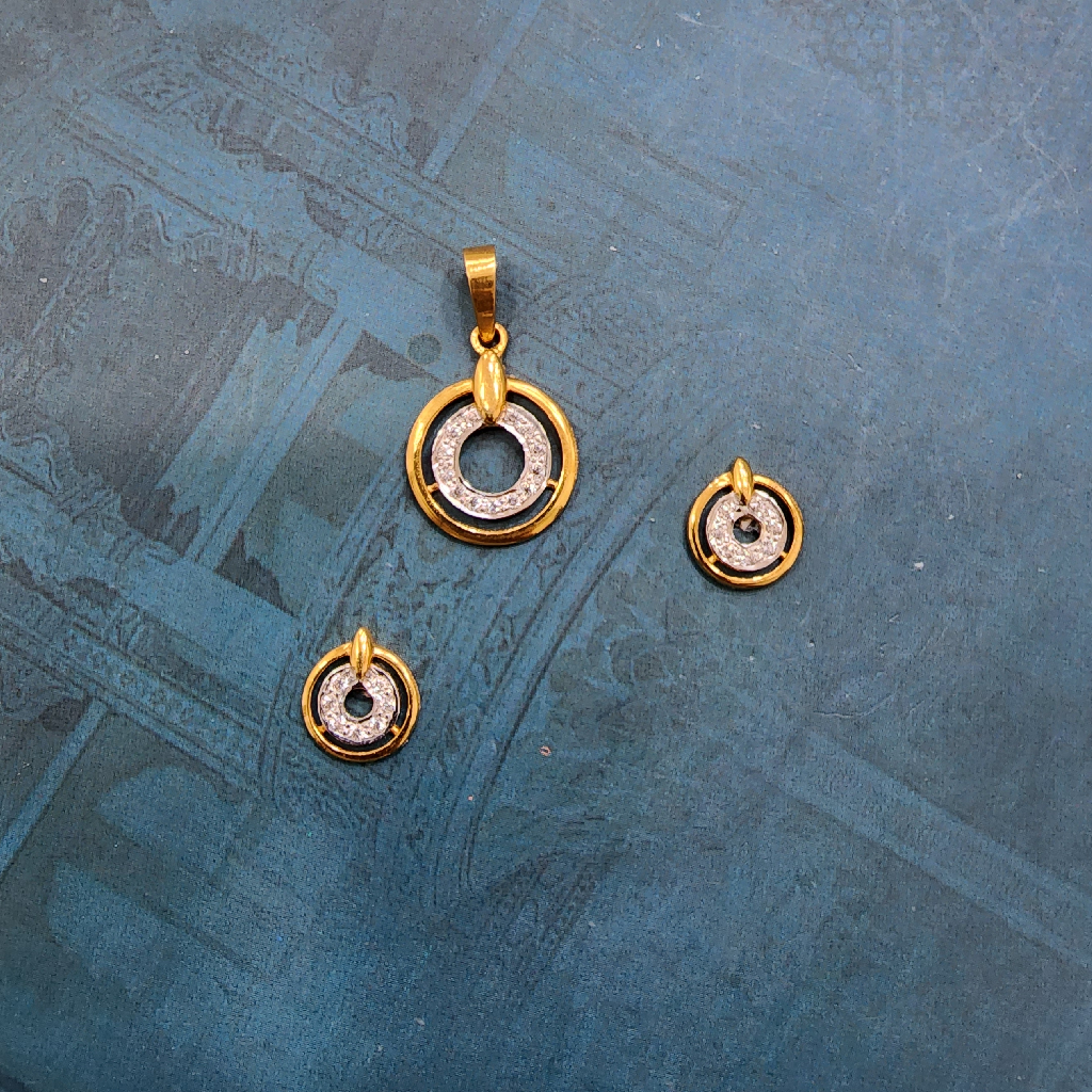 22K Gold Exclusive Round Shape Pendant Set