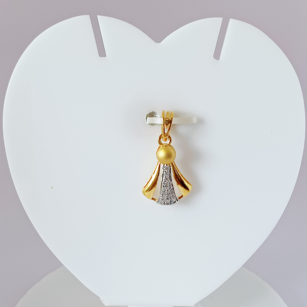 916 gold triangle shape met finish pendant