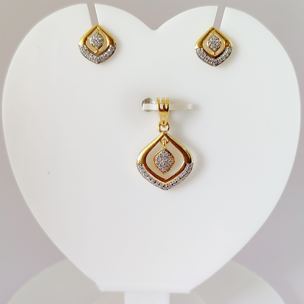 22K Gold Triangle Shape Diamond Pendant Set