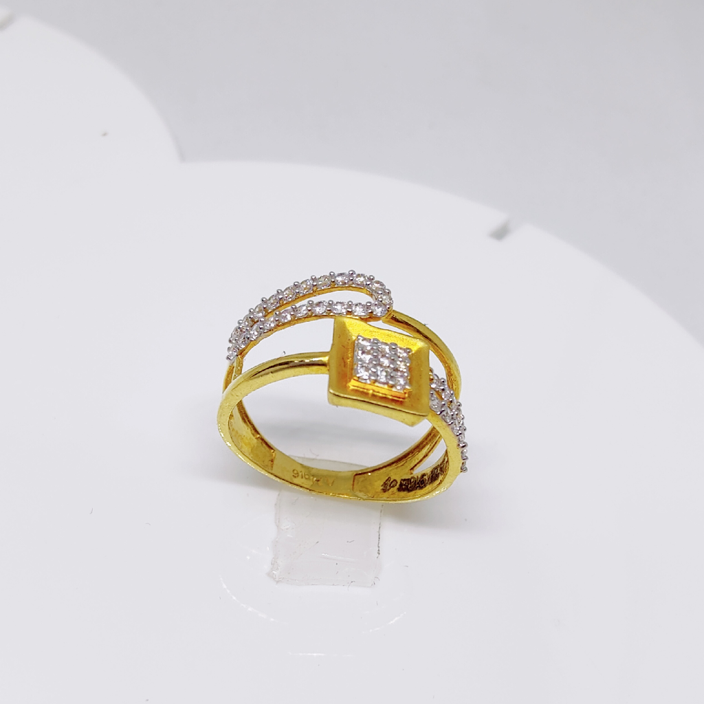 22K Gold Diamond Ladies Ring - Image 4