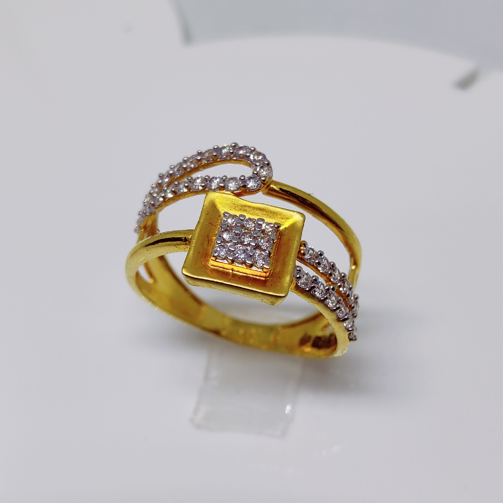 22K Gold Diamond Ladies Ring - Image 2