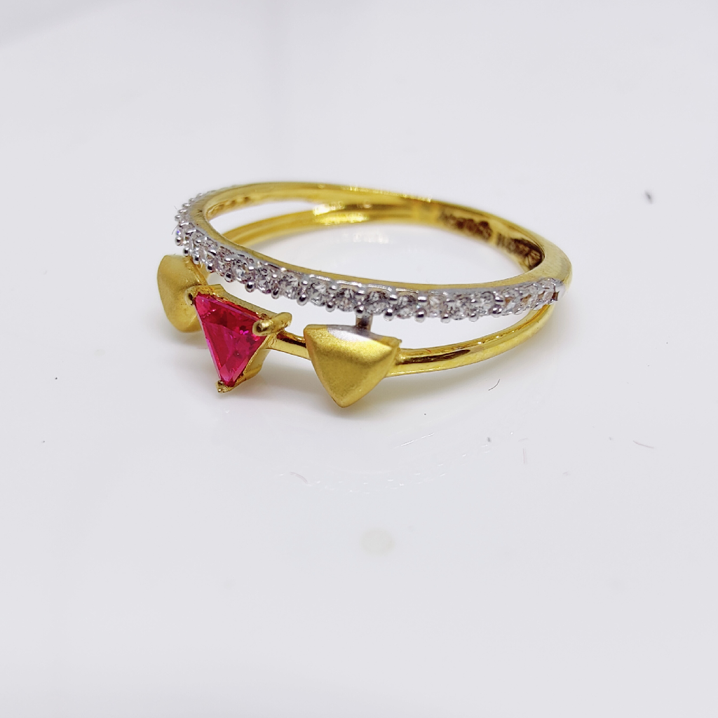 916 Yellow gold three triangle red color stone ladies ring - Image 3