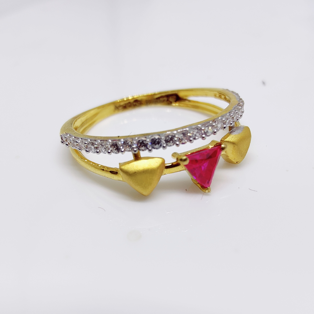 916 Yellow gold three triangle red color stone ladies ring - Image 2
