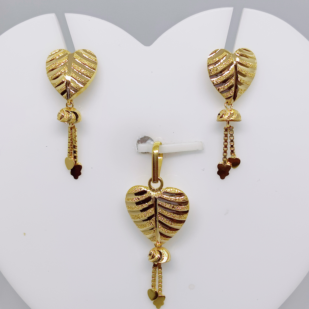 18k gold leaf pattern heart shape pendant set