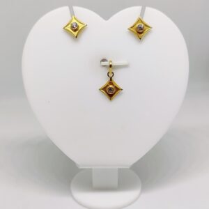 18k gold single diamond Shape Attractive pendant set