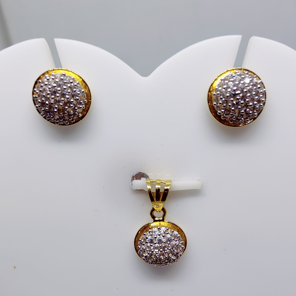 18k gold Circular ball shaped CZ pendant set