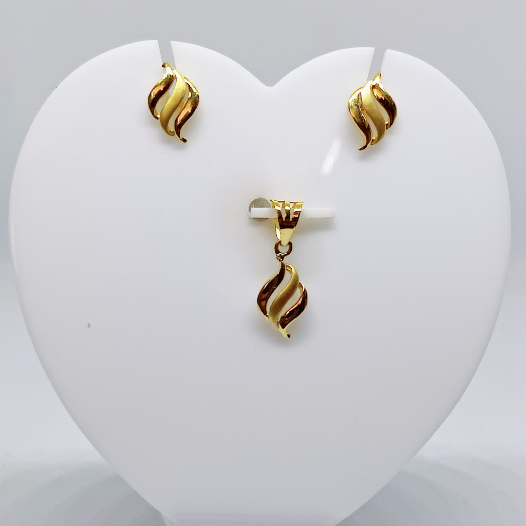18k gold Plain s design pendant set