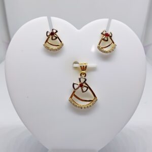 18k gold petals design diamond pendant set