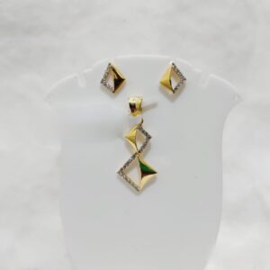 22k gold triangle shape diamond pendant set