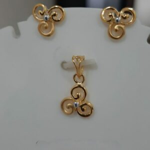 916 gold spinner shape pendant set.
