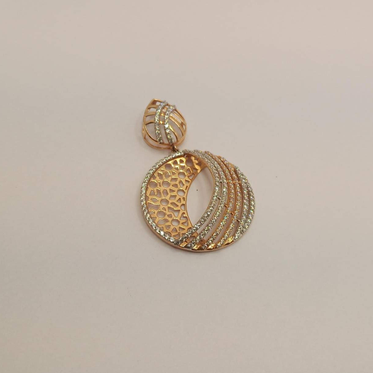 18k gold diamond pendant