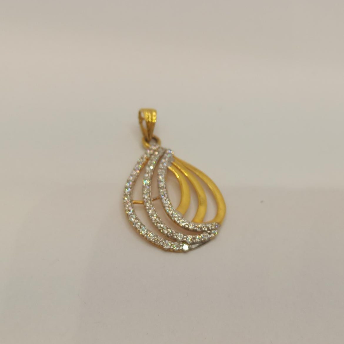 22k gold diamond pendant