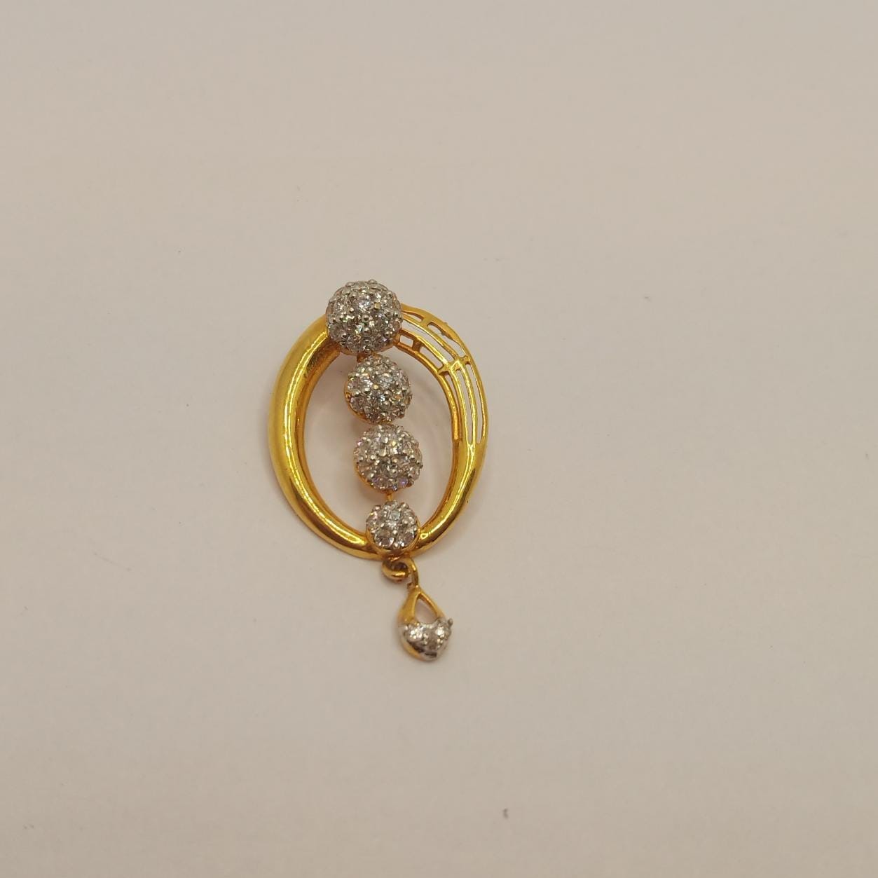 22k gold diamond pendant