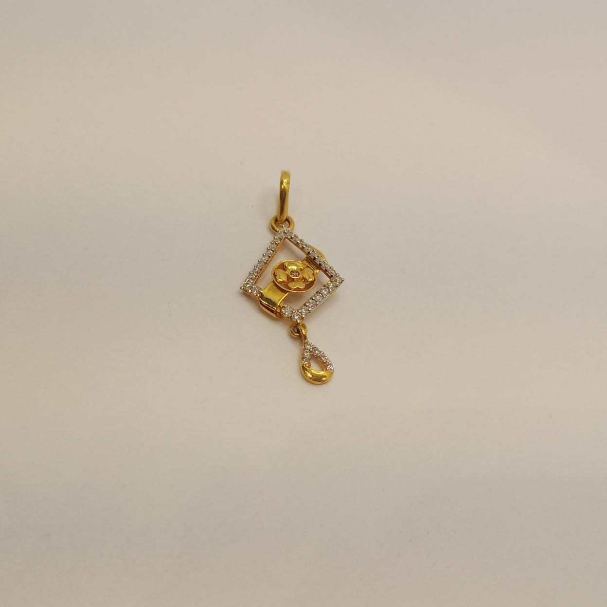 22k gold diamond pendant