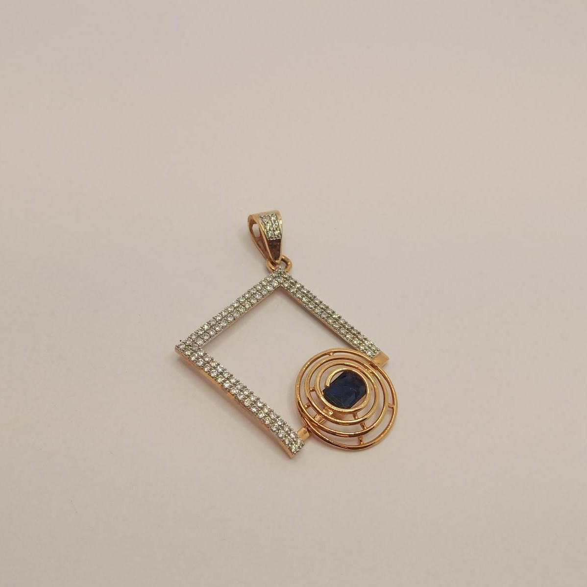 18K Gold Elegant Pendant