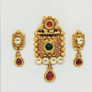 22 KT Gold Antique Pendant Set