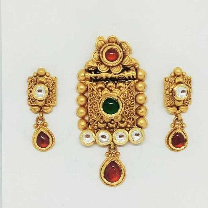 22 KT Gold Antique Pendant Set