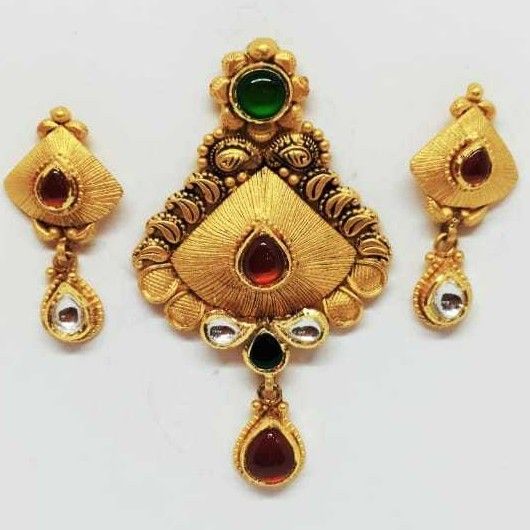 22 KT Gold Antique Pendant Set
