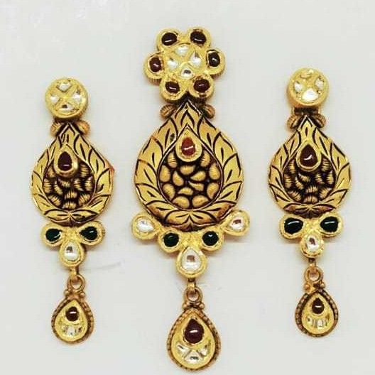 22 KT Gold Antique Pendant Set