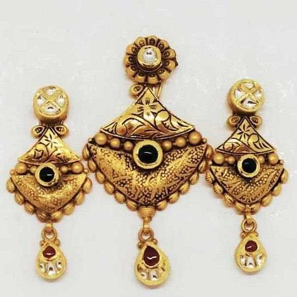 22 KT Gold Antique Pendant Set