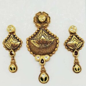 22 KT Gold Antique Pendant Set