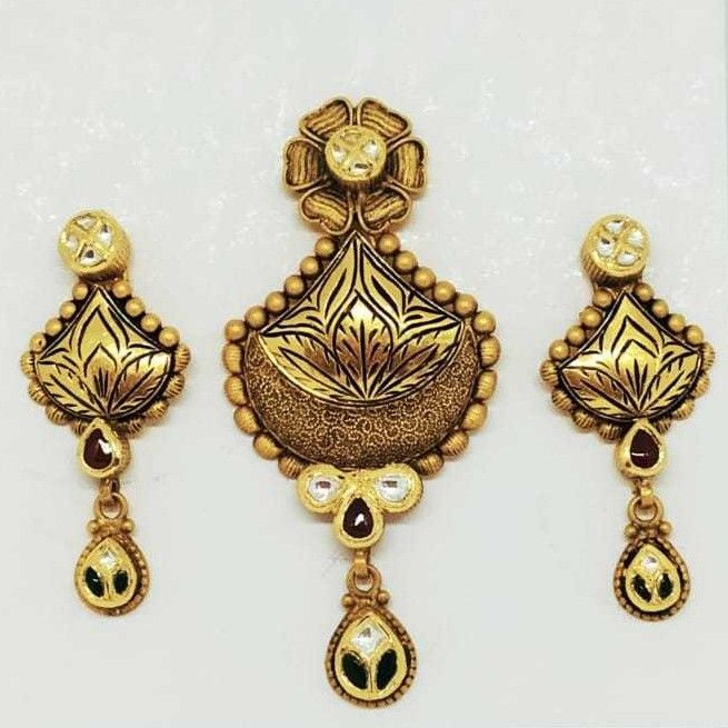 22 KT Gold Antique Pendant Set