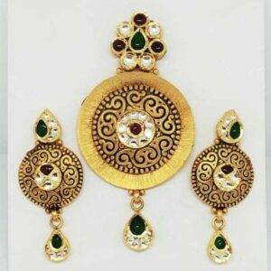 22 KT Gold Antique Pendant Set