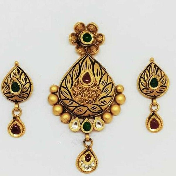 22 KT Gold Antique Pedant Set
