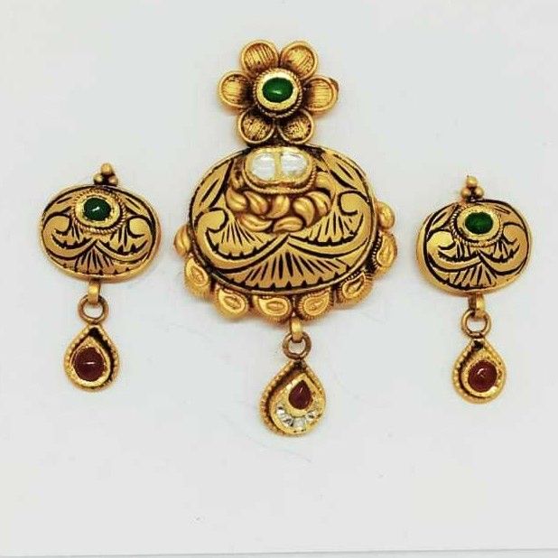 22 KT Gold Antique Pedant Set