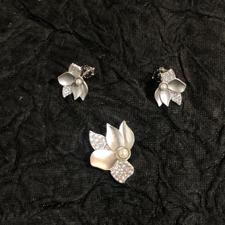 follower kasting silver pendant set