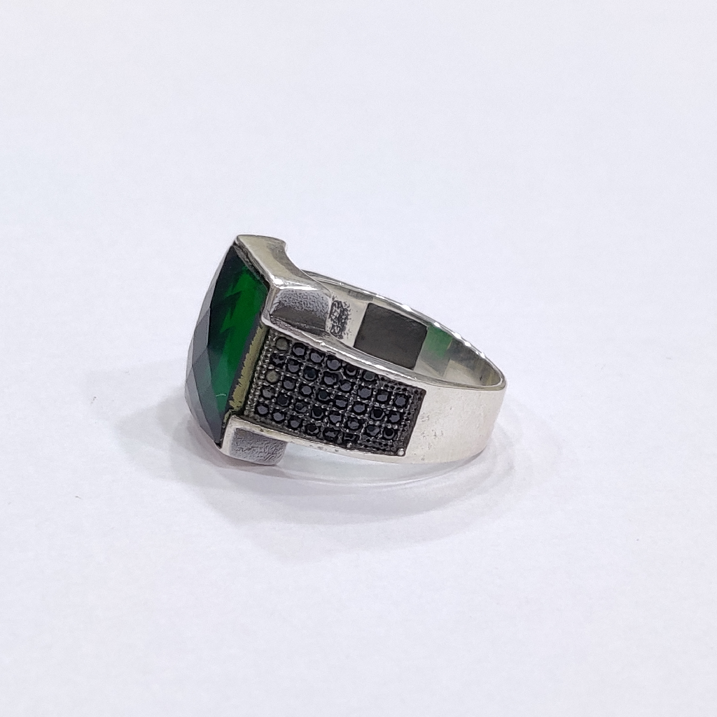 925 Sterling Silver Gent's Ring With Green Stone - Image 2