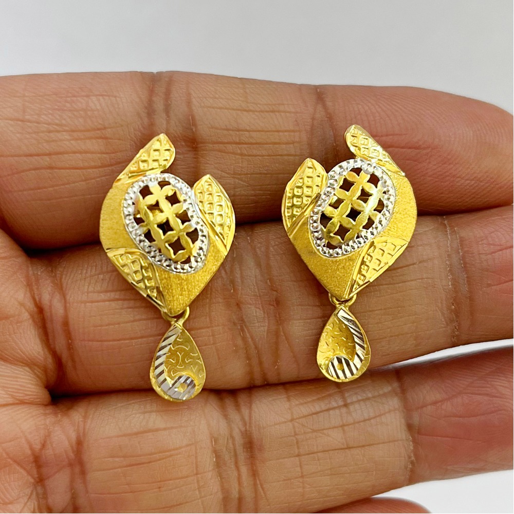 18 Kt Yellow Gold Drop Oval Two Tone Screw Back Women Earrings