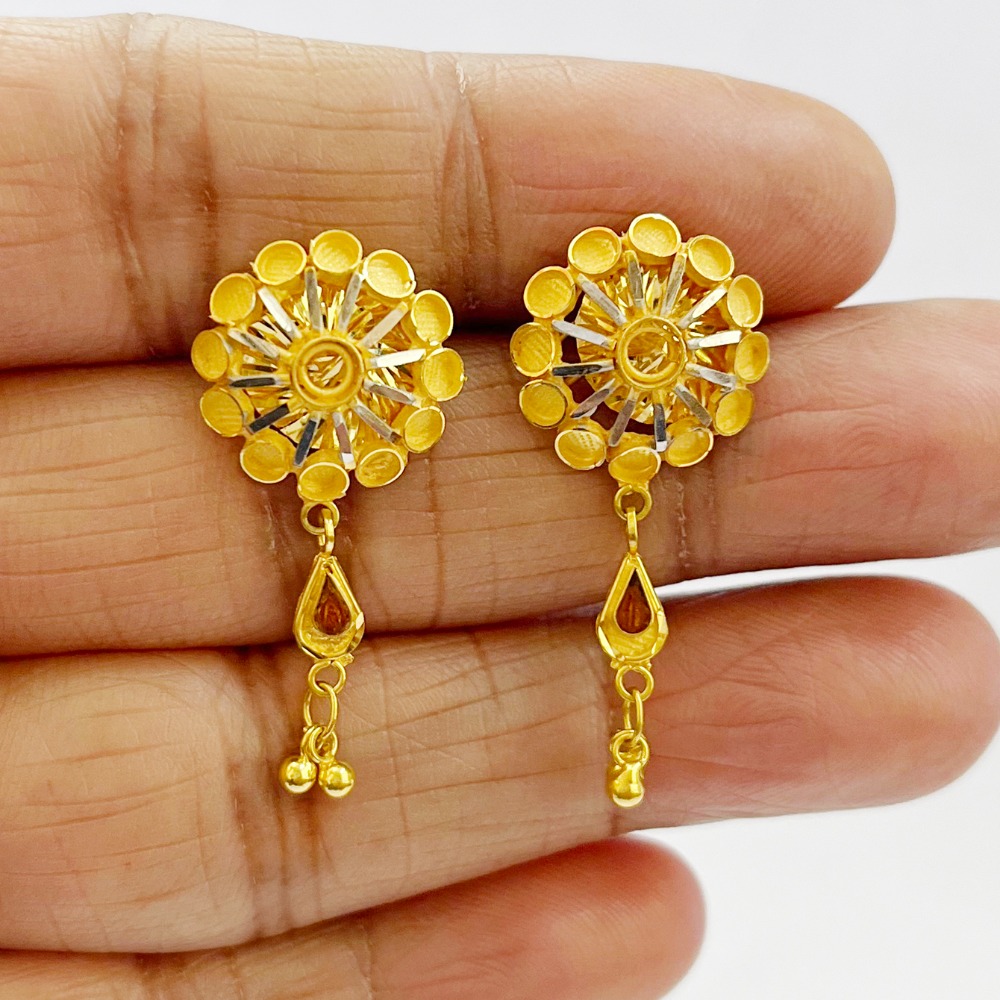 18 Kt Gold Drop Classy 2 Tone Screw Back Women Earrings 3.770 Grams
