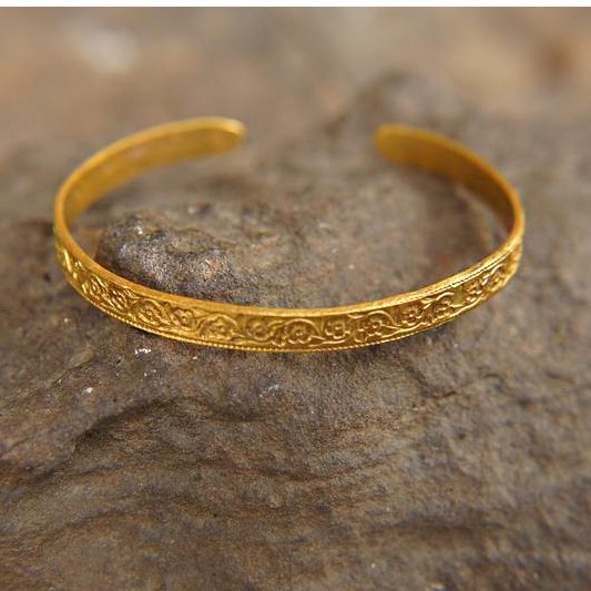 22 kt yellow gold artisan texture floral open bracelet bangle 20 gram