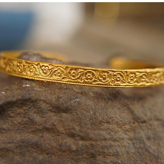 22 kt yellow gold artisan texture floral open bracelet bangle 20 gram