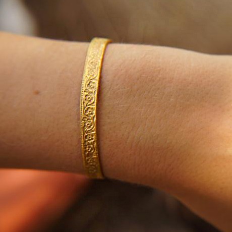 22 kt yellow gold artisan texture floral open bracelet bangle 20 gram