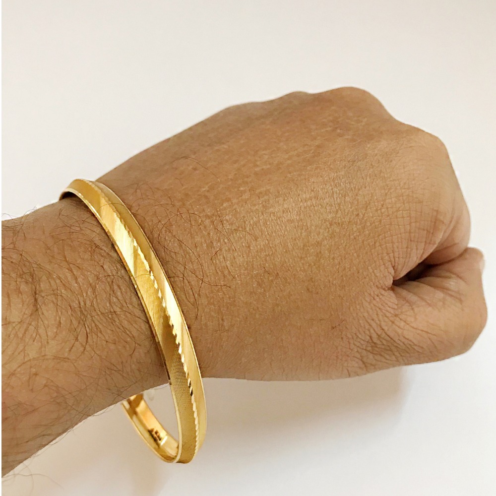 18 kt solid yellow gold smooth slip-on men's bracelet  24.100 grams