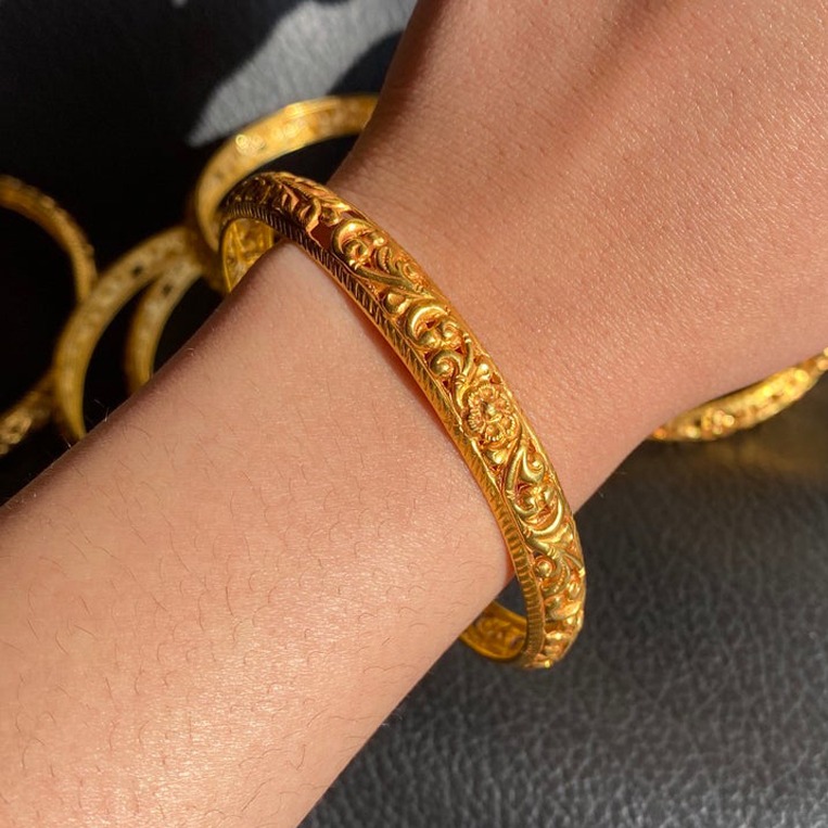 22 Kt Gold Engraved Handmade Women's Bracelet Bangle 20 Gm