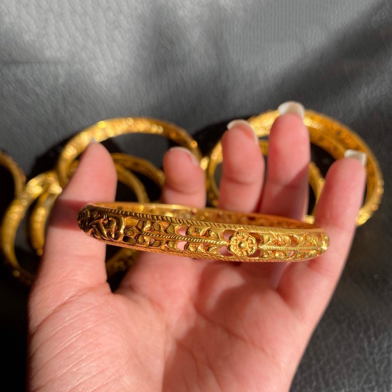 22 Kt Gold Engraved Handmade Women's Bracelet Bangle 20 Gm