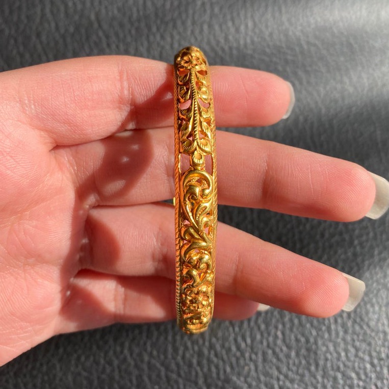 22 Kt Gold Engraved Handmade Women's Bracelet Bangle 20 Gm