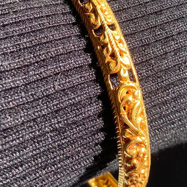 22 Kt Gold Engraved Handmade Women's Bracelet Bangle 20 Gm