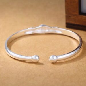 14 Kt White Gold Holding Hands Open Women's Bangle Bracelet