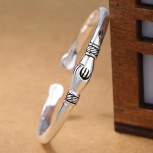 14 Kt White Gold Holding Hands Open Women's Bangle Bracelet