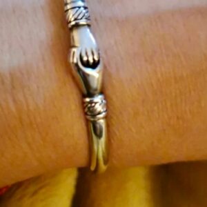 14 Kt White Gold Holding Hands Open Women's Bangle Bracelet